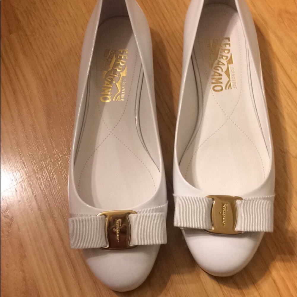 Salvatore Ferragamo White Varina flats size 7
